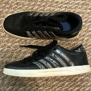 K-Swiss Size 2.5 Kids Black Sneakers Preloved